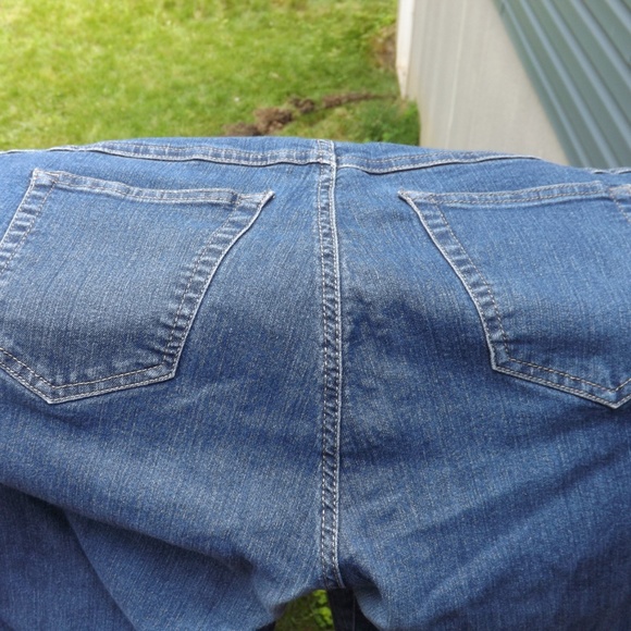 Cuffed Capri Jeans - Picture 6 of 6